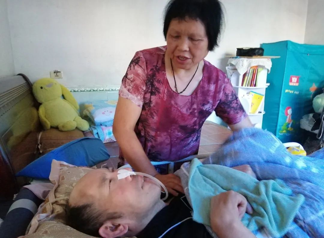 【暖新闻·江西2020】萍乡安源区黄云南:照顾瘫痪丈夫多年 用爱撑起一