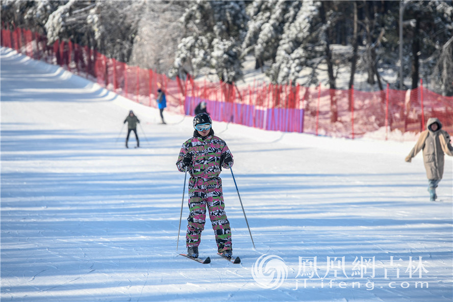 长春净月潭滑雪场开板雪淞雾凇间穿行感受梦境般乐趣