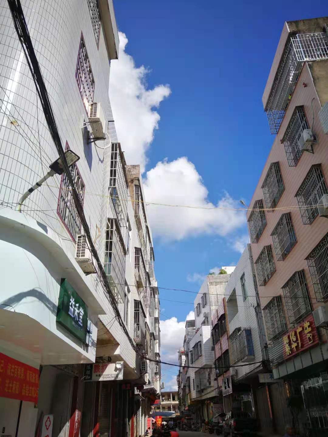 图为梅州市五华县龙村镇街中小巷