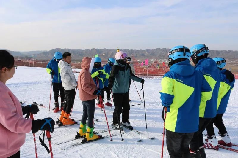 资讯 凤观陇原 正文黄河石林滑雪场位于景泰县中泉镇,雪场面积近12万