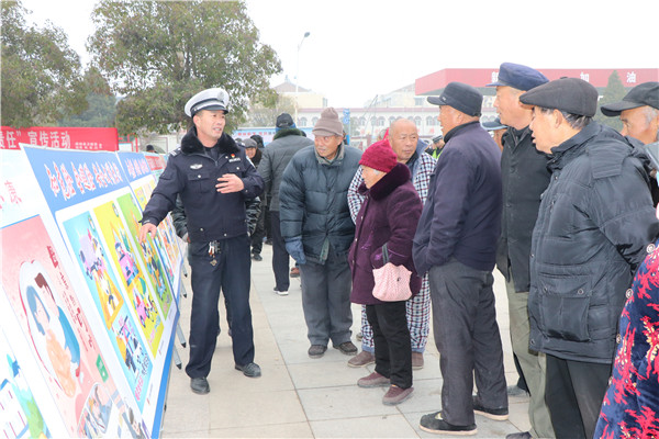 虞城交警开展全国交通安全日宣传活动