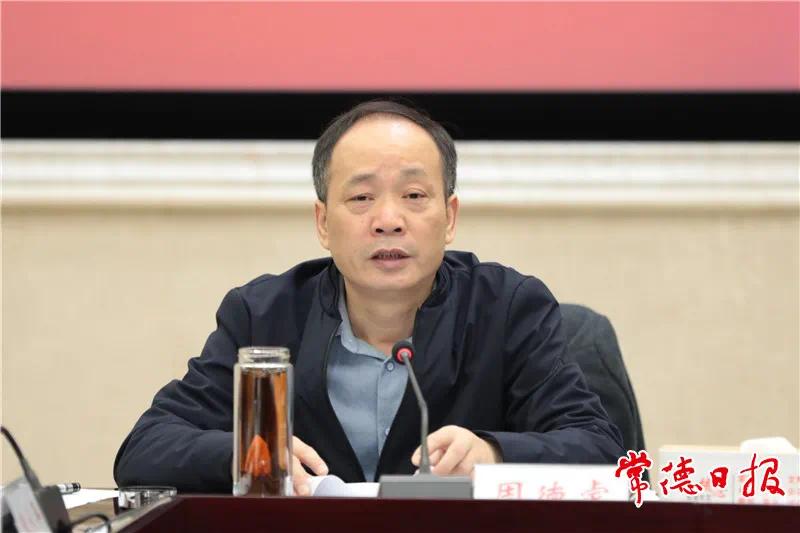 市委书记,市人大常委会主任周德睿主持座谈会并讲话