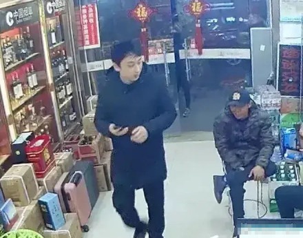 王思聪街头低调买烟被网友认出?两名女子门外等候