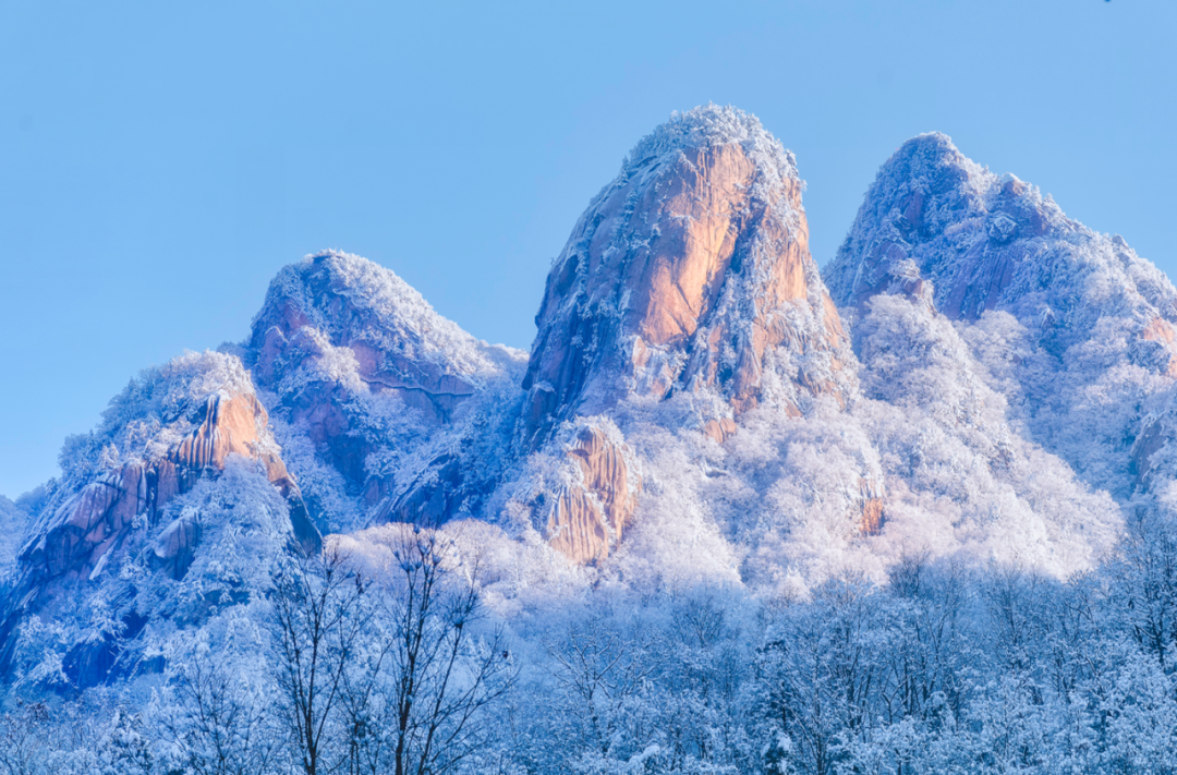 冬天是一个冷漠而美丽的世界 大雪过后的天河山谷悠寂无声 恰似人间