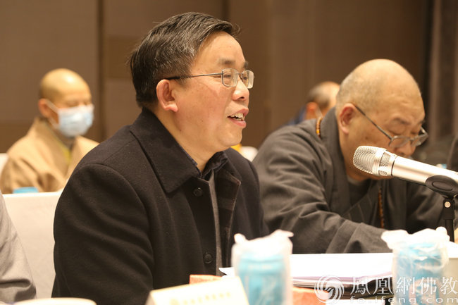 湖南省民宗委宗教二处处长侯芳海发言(图片来源:凤凰网佛教 摄影:湖南省佛教协会)