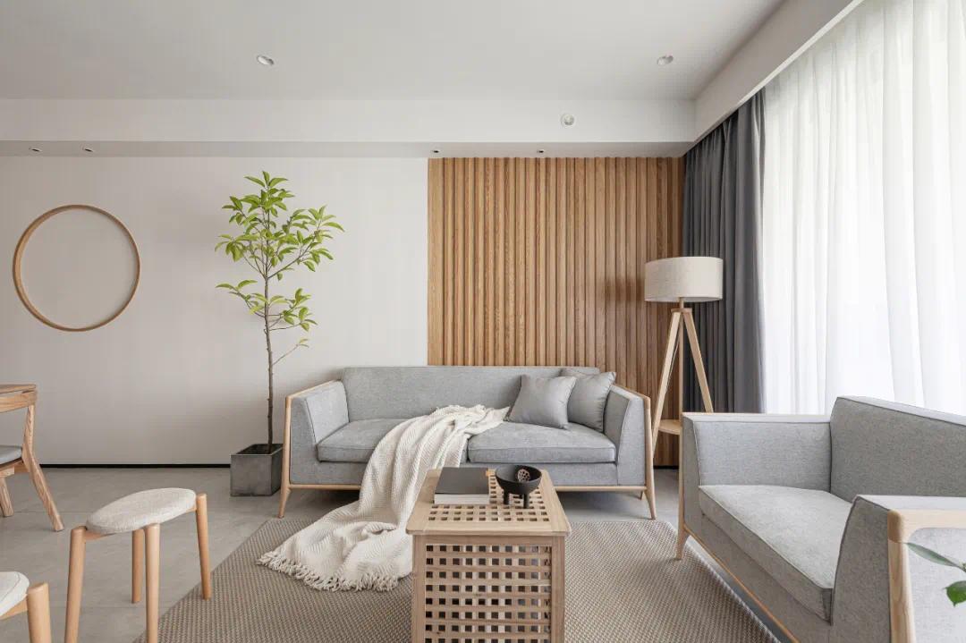 沙发立面局部增加木格栅设计,选用白蜡木,棉麻沙发,保留禅意与灵巧的