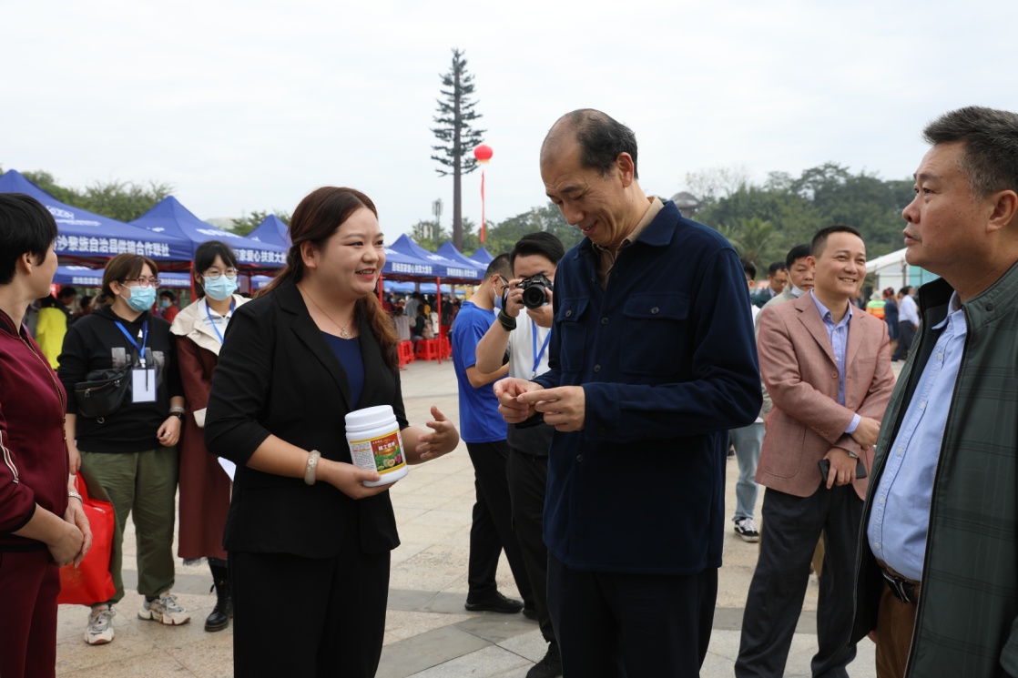 海南正欣农业有限公司王利平董事长向刘蔚书记汇报产品情况