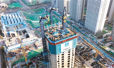 "空中造楼机"作业现场航拍
