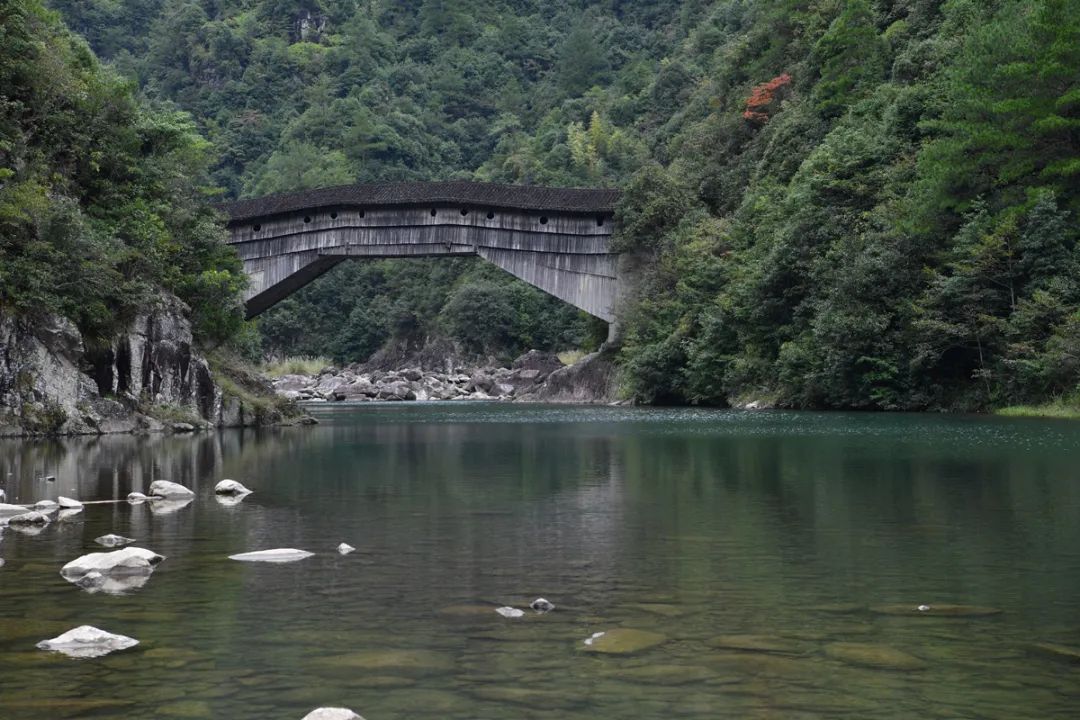 【杨梅洲桥】又名虎造桥,雁齿小红桥位于寿宁县坑底乡杨梅洲村东北约