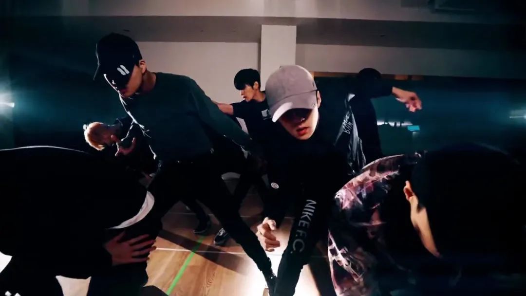 他乘上飞往韩国的航班,开始了人生中最痛苦的练习生阶段.