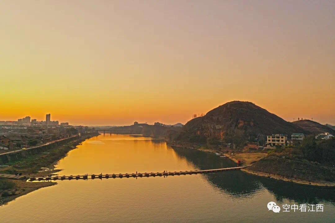 1月2日,航拍落日余晖的江西省上饶市铅山县信江河,信江河与浮桥,九狮