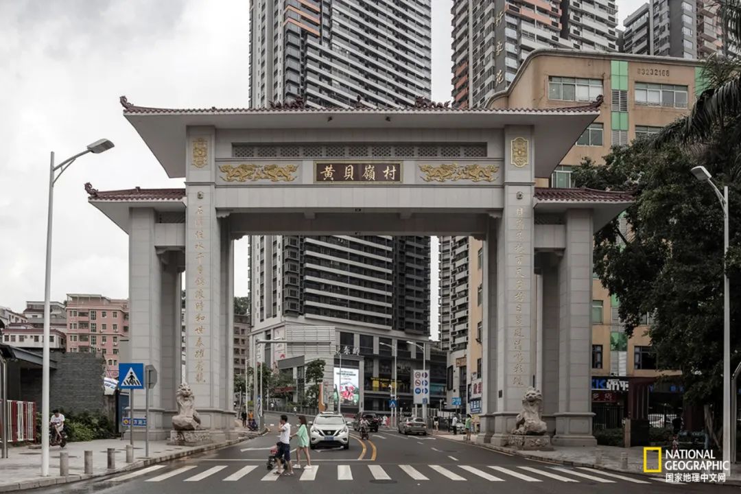 及楹联为该村文氏同宗书法家文怀沙所书:岗厦村牌坊牌坊上的楹联则是