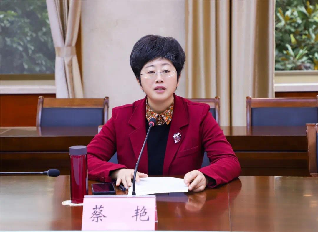 蔡艳在区委常委会民主生活会征求意见座谈会上强调:为争当社会主义