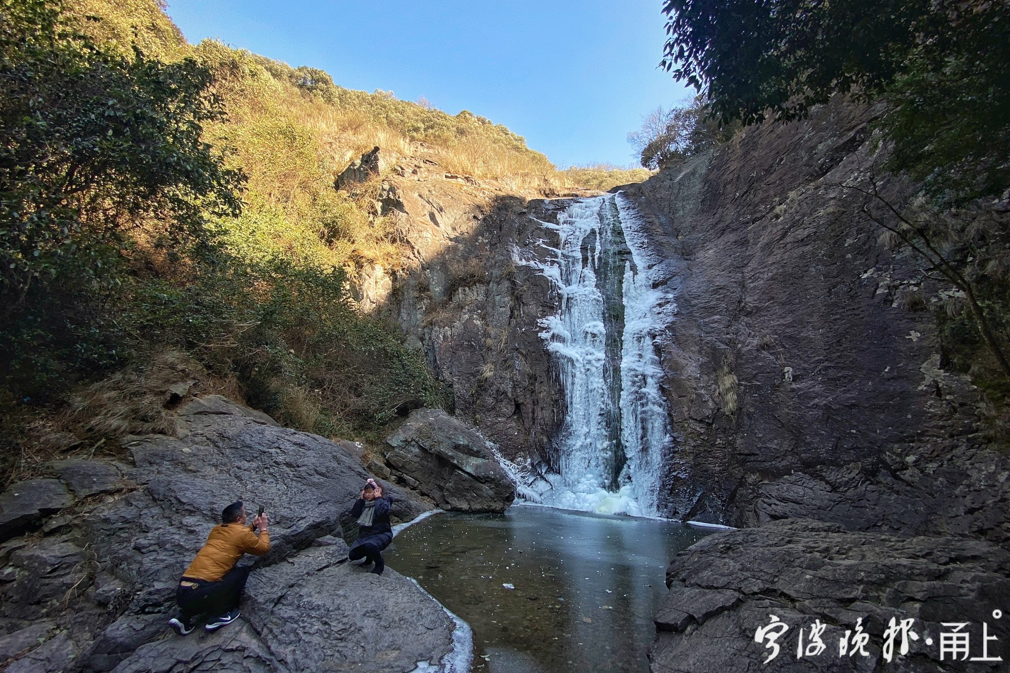 强冷空气来袭,北仑九峰山30多米瀑布冻成"大冰棍"