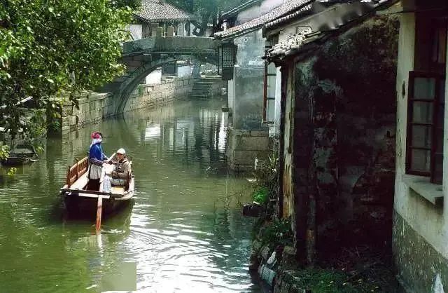 人想到的都是江南水乡的小桥流水人家,繁花似锦,白墙黛瓦,细雨绵绵