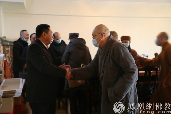 湖南省民宗委党组书记、主任，省委统战部副部长（兼）向恩明到湖南省佛教协会新春慰问。（图片来源：凤凰网佛教 摄影：湖南省佛教协会）
