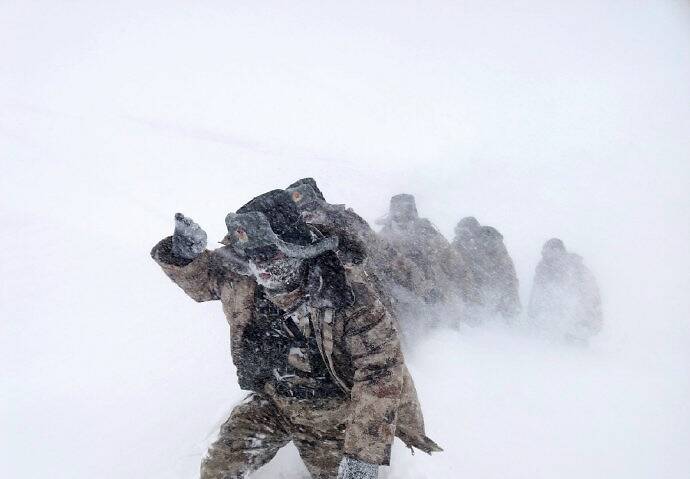 一路上,能见度不足20米,积雪齐腰深,每前进一步都很困难.