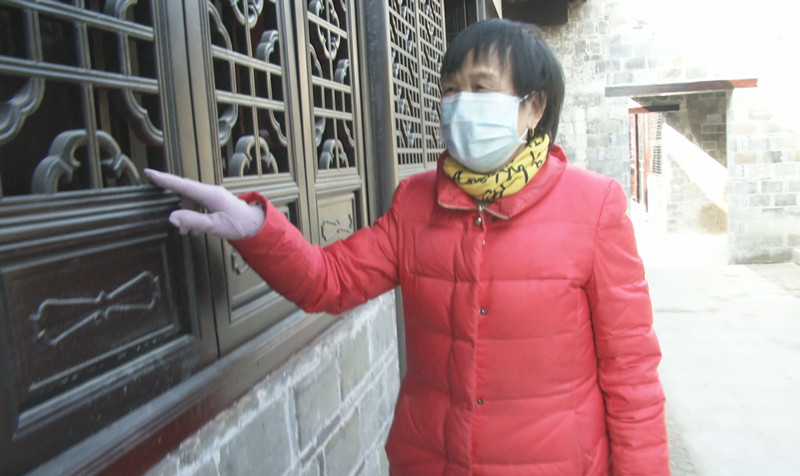 图为姚莹故居修缮工程完工后,曾经的住户回来参观.