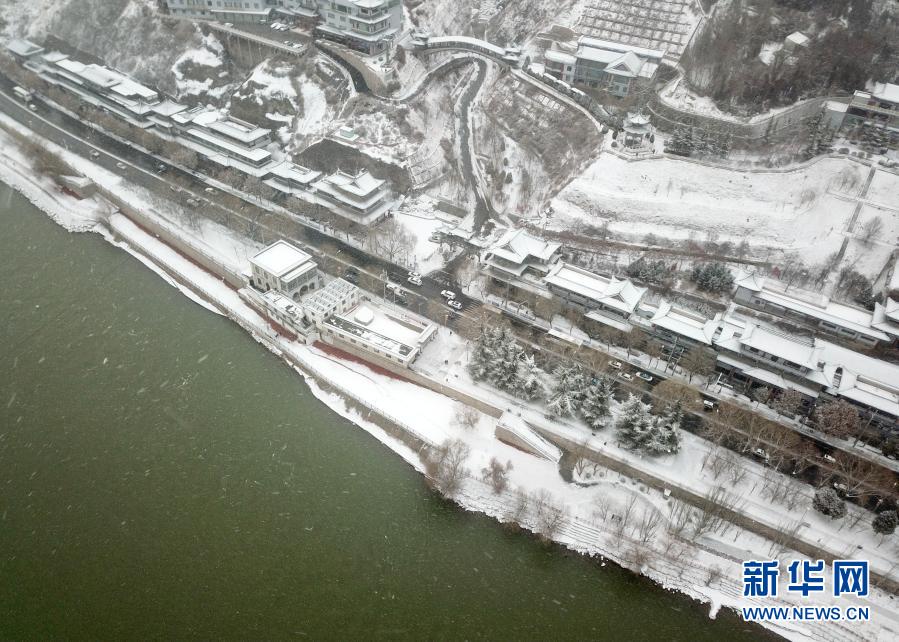 这是1月24日拍摄的黄河兰州段雪景(无人机照片).新华社记者 马希平 摄