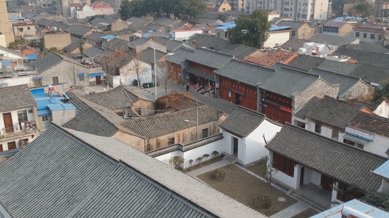 "正在姚莹故居参观的是以前这里的住户程同英,十几年前,政府规划修缮