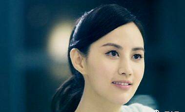 又同是单亲家庭,两人惺惺相惜,互动频繁,林心如大眼,长发的淑女形象