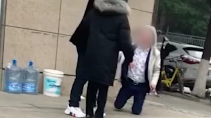 男子跪地磕头自扇耳光求人还钱知情者哥哥下跪求弟弟