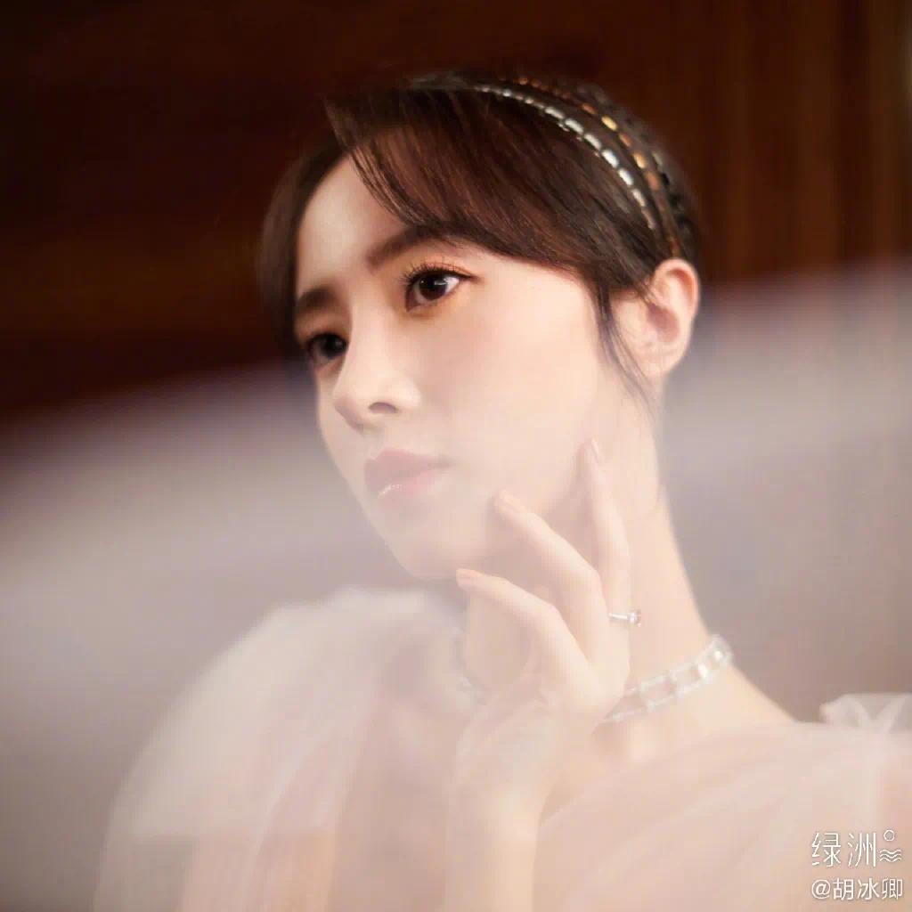 时尚></p></a>出飒>正文> 回想唐人力捧的女演员,向来是有辨识度的,无论是颇具