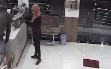 4名蒙面男子持枪抢劫珠宝店 店主被击中数枪仍赤手空拳搏斗