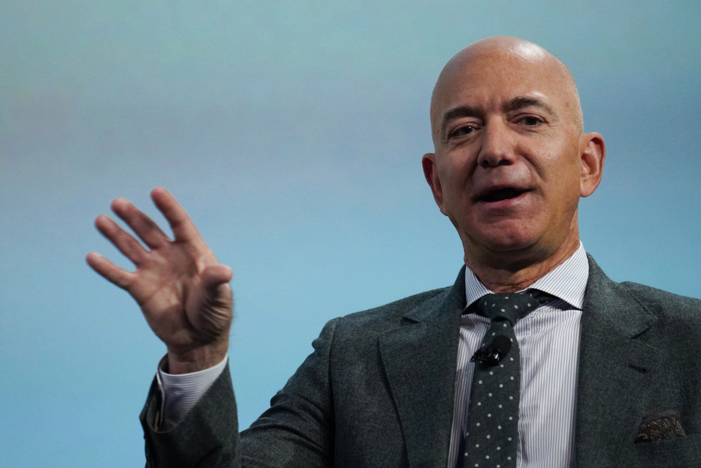 亚马逊公司今天宣布,公司创始人兼ceo杰夫·贝佐斯(jeff bezos)将在