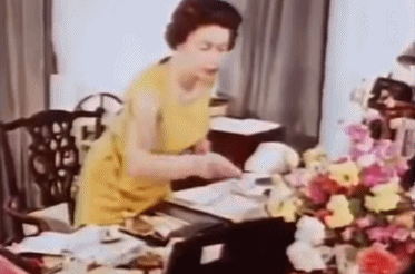 民众看到绝对都惊呆了,谁都没见过不穿衣服的查尔斯.