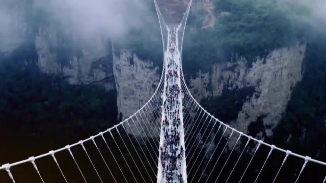 揭秘世界上最长最高的玻璃桥:悬索主跨度达430米