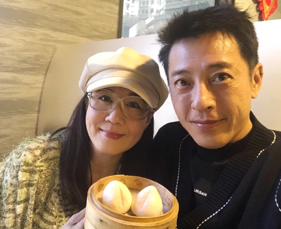 秀恩爱!55岁"令狐冲"吕颂贤与妻子庆生