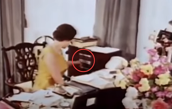 民众看到绝对都惊呆了,谁都没见过不穿衣服的查尔斯.