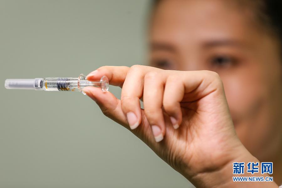 科兴中维工作人员展示预充注射器剂型的新冠病毒灭活疫苗