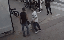 美国白人男子路边向黑人吐口水 一拳将黑人砸昏在地扬