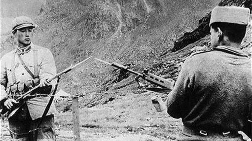 1962年中印边境冲突印军咄咄逼人拿刺刀威胁中国哨兵