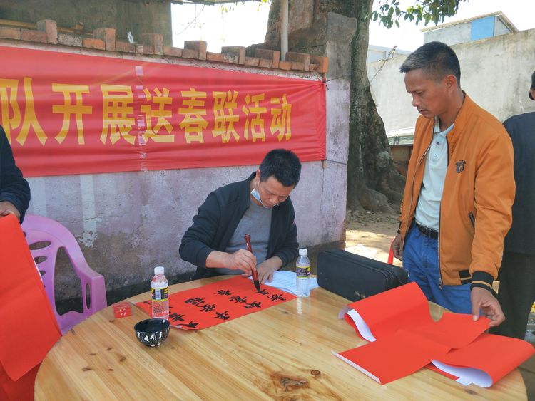 临高县开展我们的中国梦74文化进万家送春联活动第一站走进皇桐镇