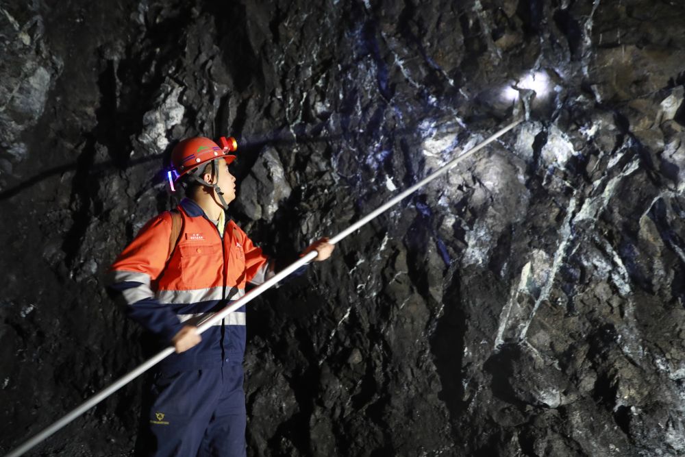 2月11日,金川集团三矿区采矿二工区工人辛超在进行检撬作业.