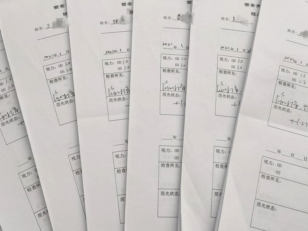 术后,李勇副主任第一时间询问患者是否有眼睛酸困等不适,并进行裂隙灯