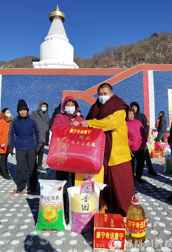 堪布多杰为民众送上新年慰问品(图片来源:凤凰网佛教 摄影:赤峰康宁寺