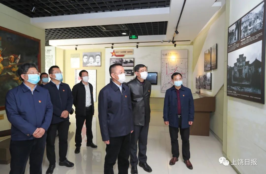 市委常委,组织部长凌卫,市委秘书长孔先锋陪同.