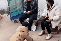 为了红包拼了爸爸领着儿子给长辈磕头拜年把盆都磕扁