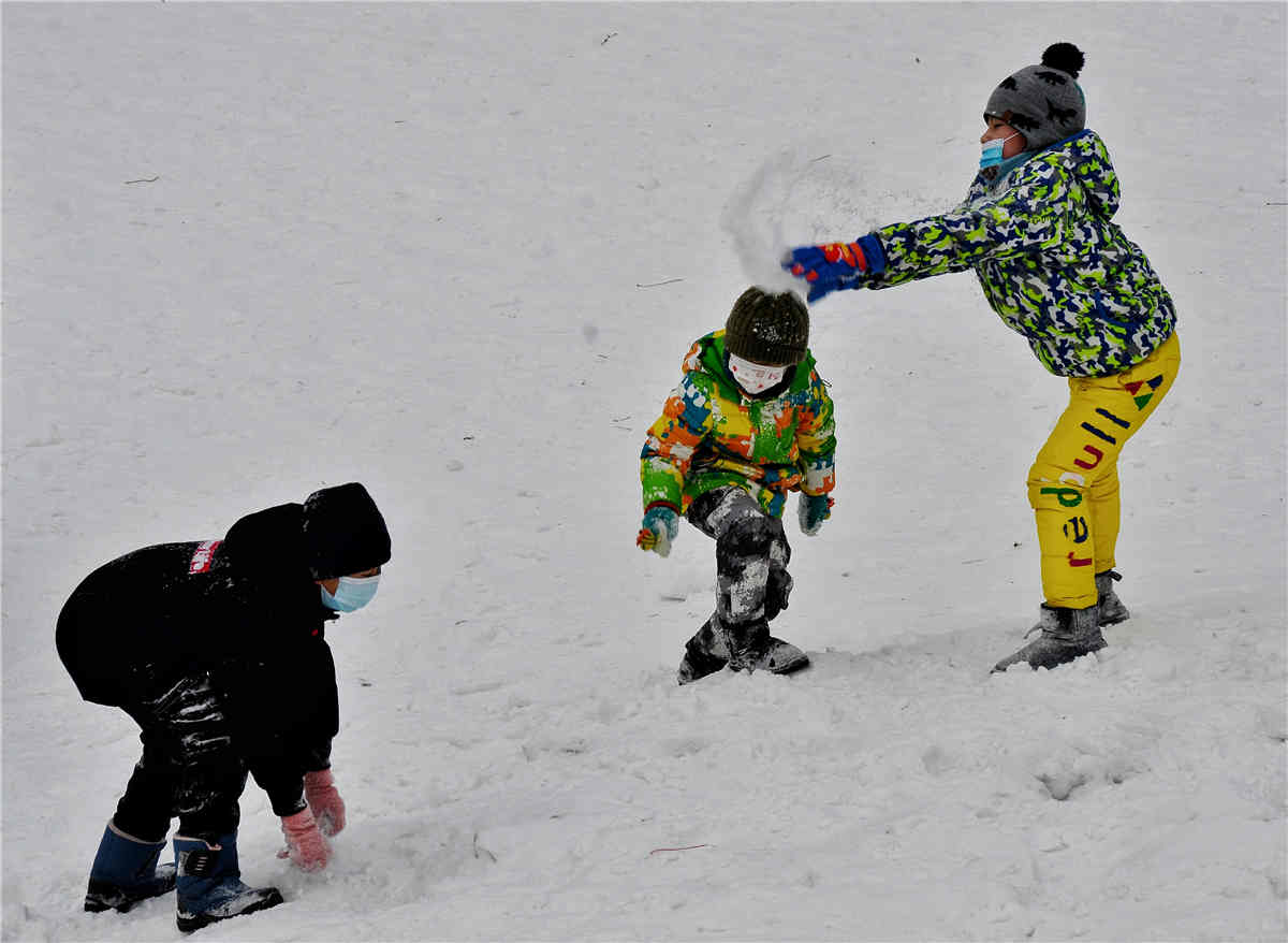 打雪仗.