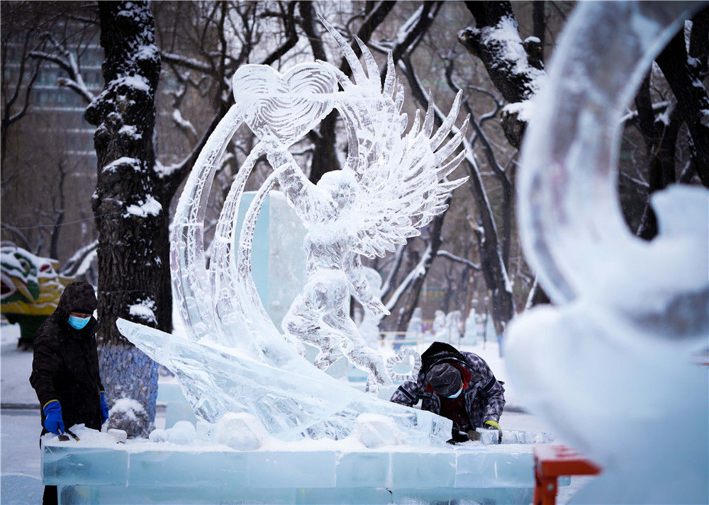 2021年1月20日,冰雕师在第47届哈尔滨冰灯艺术游园会园区内创作冰雕.