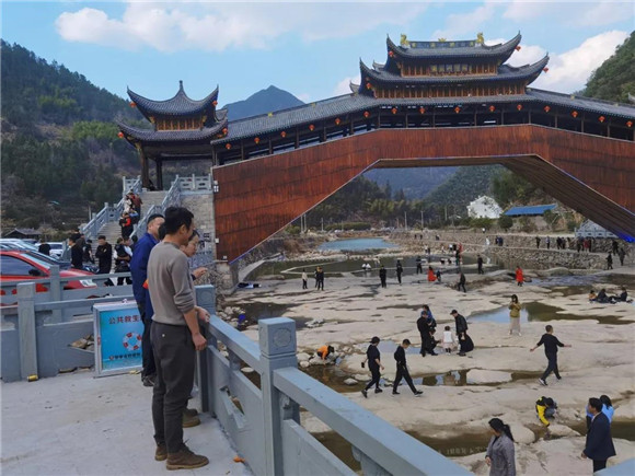 新时代文明实践 永葆岸净水清,黄岩山廊桥成网红