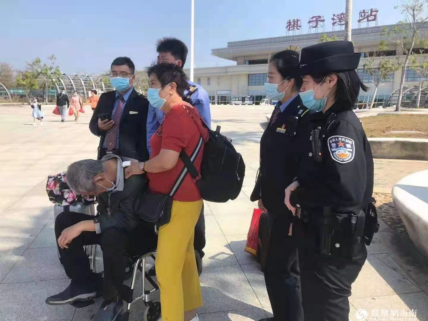 老人在春运途中突发疾病,铁路民警紧急救助