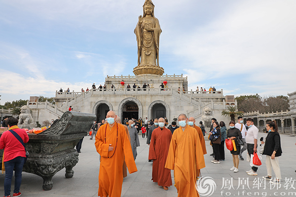 道慈大和尚一行在南海观音检查疫情防控及安全工作(图片来源:凤凰网