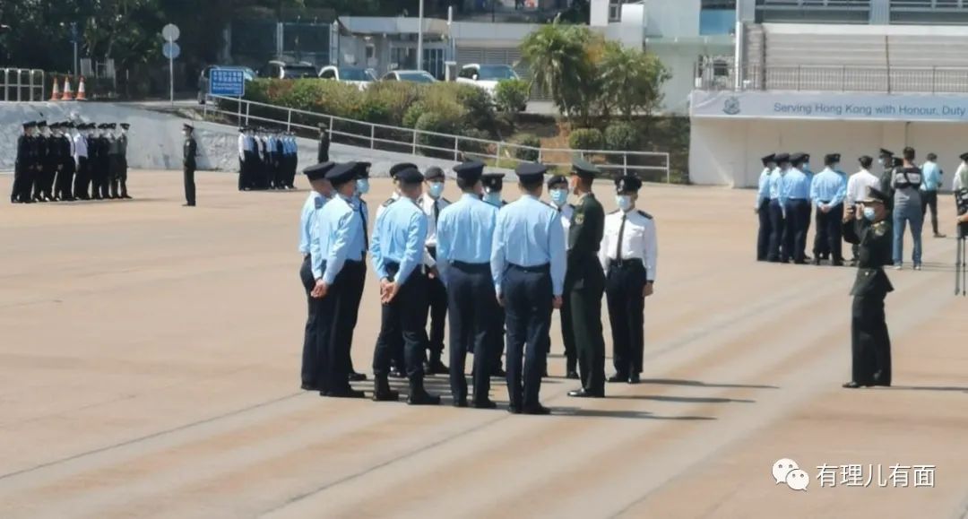 在校内对香港警队成员进行中式队列仪仗训练