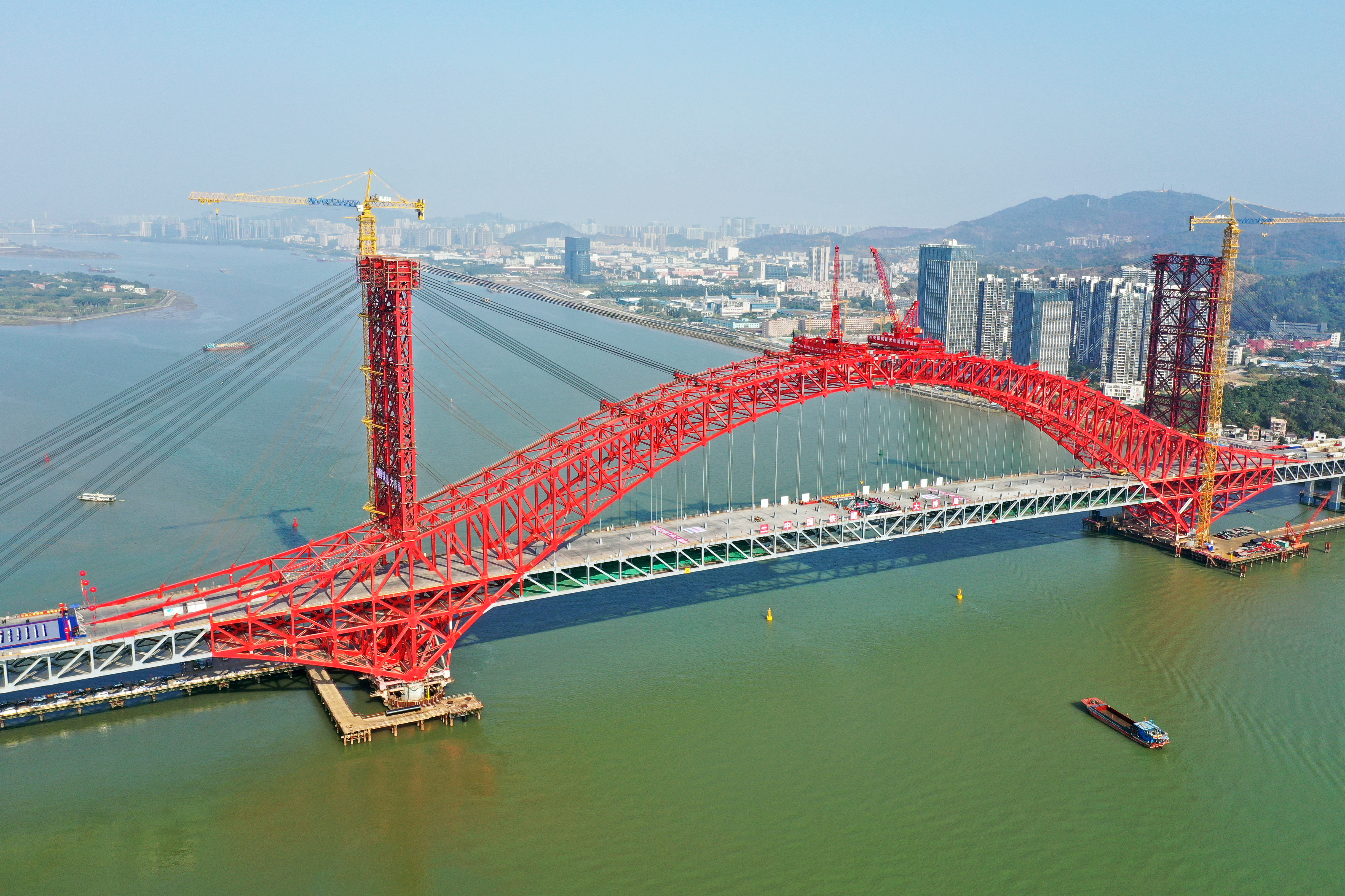 2月3日,明珠湾大桥举行主桥合龙仪式