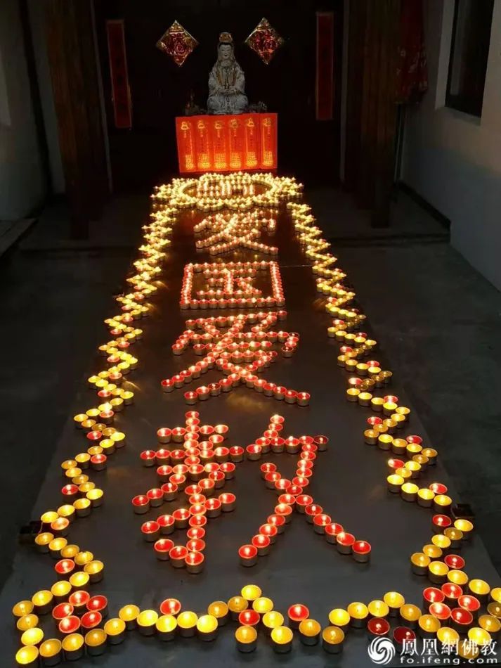 上海萧泾古寺供灯,为戍边英烈祈福(图片来源:凤凰网佛教)